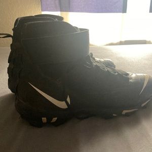 I’m selling this cleats because they are to big and I can’t fit them